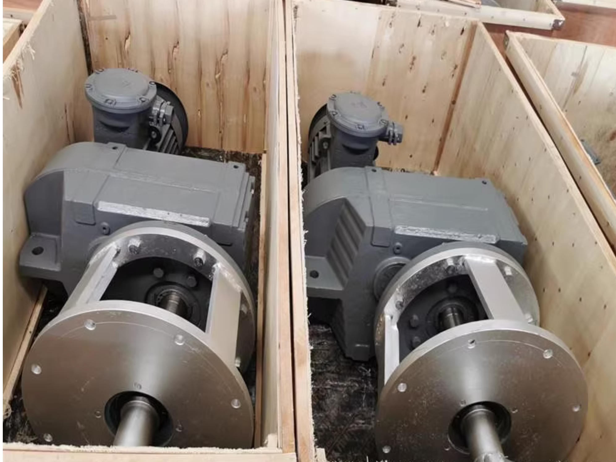 南京藍寶石環(huán)保與深圳某環(huán)?？萍歼_成漿式攪拌機設備合作